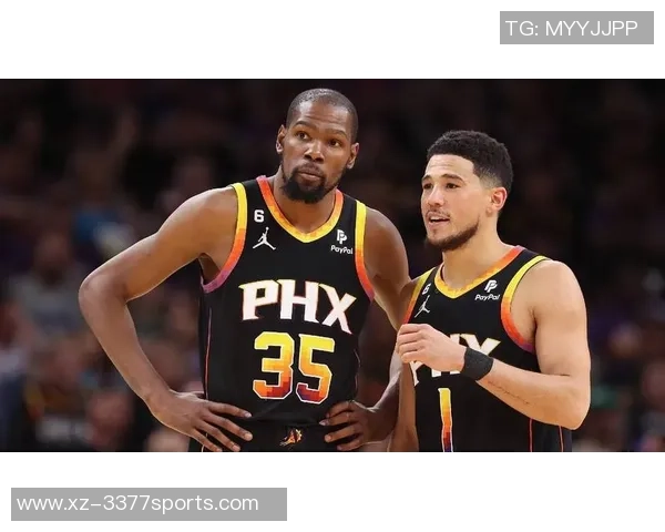 杜兰特称赞布克防守表现出色最终球队成功完成关键一击 杜兰特称赞布克防守表现出色最终球队成功完成关键一击